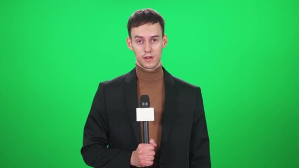 Reporter Berjas Melihat Kamera Dan Berbicara Melalui Mikrofon Pada Latar — Stok Video
