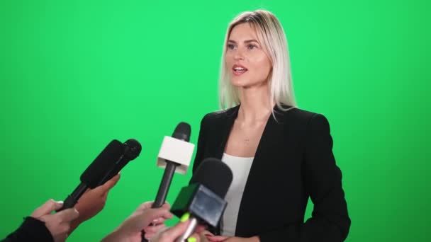 Caucasian Female Gives Interview Journalists Communication Press Microphones Frame Chromakey — Stock Video