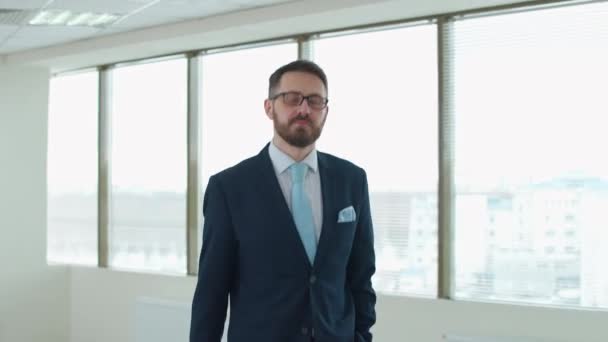 Elegantní Top Manager Chůze Obchodní Schůzku Interiér Bílých Kancelářských Prostor — Stock video