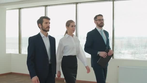 Affärsmöte Team Eleganta Toppchefer Går Till Affärsmöte Det Inre Ett — Stockvideo