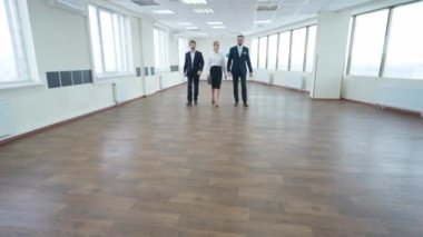 İş toplantısı, üst düzey yöneticilerden oluşan bir ekip toplanacak, panoramik pencereli beyaz bir ofisin içi, bir gökdelenin içindeki ofisin içinden geçecek..