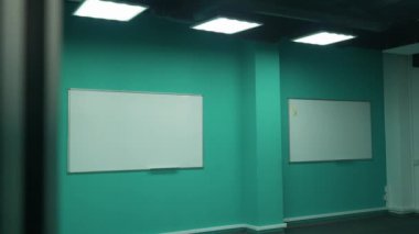 Eş zamanlı çalışma alanı, boş ofis alanı, gökdelenin içindeki ofiste yürüyüş, not panolarının görünümü, arkaplan şablonu.