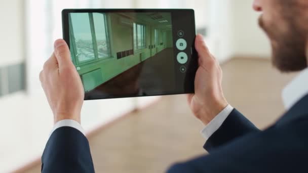 Architekt Skanuje Przestrzeń Biurową Pomocą Dodatkowej Rzeczywistości Pomocą Ekranu Tabletu — Wideo stockowe