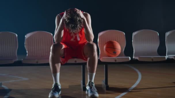 Handheld Zawody Koszykówki Zmęczony Koszykarz Dochodzący Siebie Meczu Koszykówki Mężczyzna — Wideo stockowe