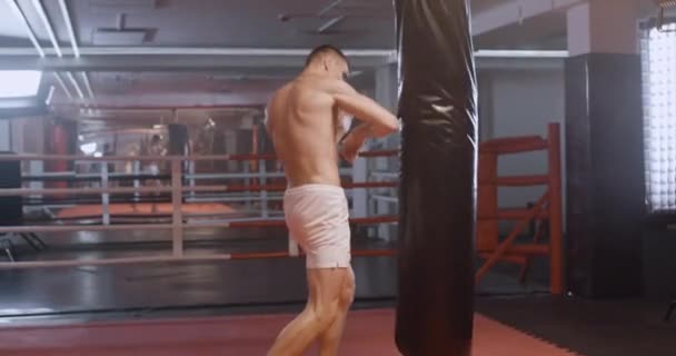 Kickboxing Luchador Atlético Hombre Entrena Sus Golpes Bate Saco Boxeo — Vídeos de Stock
