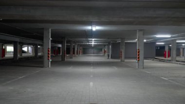 Yeraltı otoparkının statik arka planı, beton duvarlı bir ofis binasının park yeri, beton tünel, kromakey şablonu..