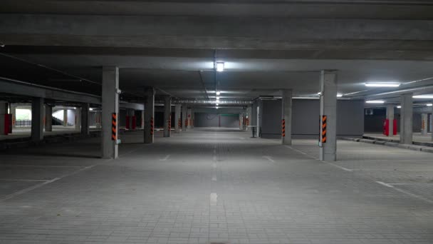 地下停车的静态背景 带有混凝土墙的办公大楼的停车 混凝土隧道 铬钥匙模板 — 图库视频影像