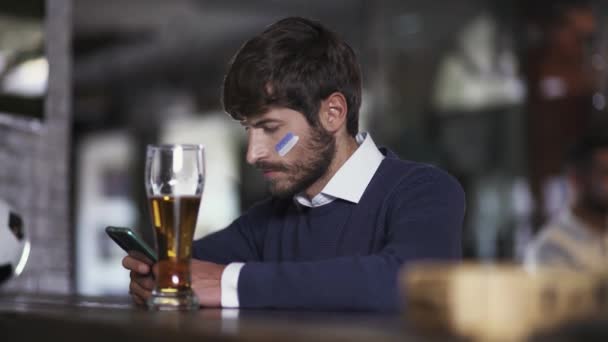 Futebol Sentado Bar Durante Jogo Futebol Usando Seu Smartphone Homem — Vídeo de Stock