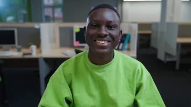 Πορτρέτο Ενός Χαρούμενου Αφρικανού Σχεδιαστή Στο Φόντο Του Διεθνούς Χώρου — Αρχείο Βίντεο