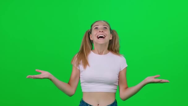 Mulher Caucasiana Sala Verde Olha Para Câmera Jovem Está Feliz — Vídeo de Stock