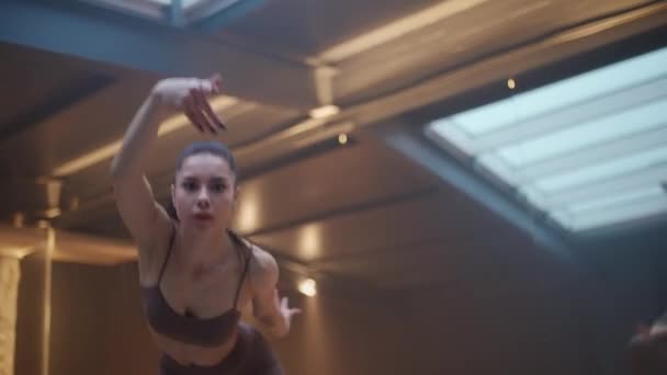 Bem Estar Fêmea Está Fazendo Ioga Dança Uma Sala Espelho — Vídeo de Stock