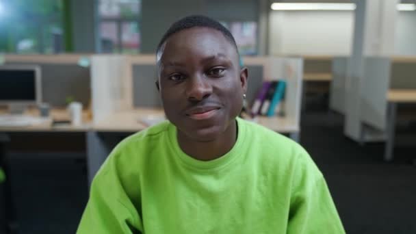Πορτρέτο Ενός Χαρούμενου Αφρικανού Σχεδιαστή Στο Φόντο Του Διεθνούς Χώρου — Αρχείο Βίντεο