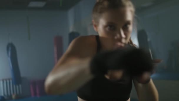 Zpomalený Pohyb Ženský Bojovník Trénuje Údery Obranu Trénink Boxerské Tělocvičně — Stock video