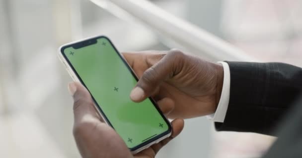 第一人称视角 非洲人手持并使用带有绿色屏幕 彩色键模板的智能手机 商人在忙着干活 — 图库视频影像