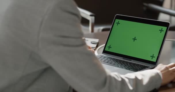 第一人称视角 商人在带有绿色屏幕的笔记本电脑上工作 彩色键模板 — 图库视频影像