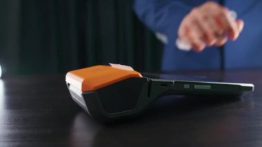 Kadın kredi kartıyla ödeme yapıyor, NFC terminali, satın almak için bağlantısız ödeme..