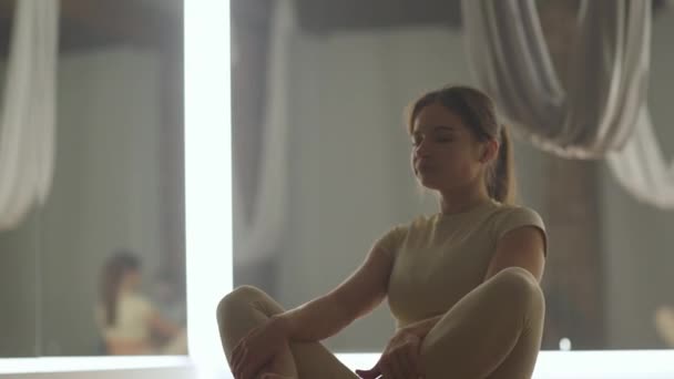 Wellness Kvinnlig Gör Yoga Och Mediterar Lugn Stämning Kaukasiska Kvinnan — Stockvideo