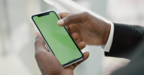 Widok Pierwszej Osoby Ciemnoskóry Mężczyzna Używa Smartfona Zielonym Ekranem Szablonu — Wideo stockowe