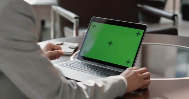 办公室 第一人称视图 商人工作的笔记本电脑与绿色屏幕 彩色键模板 — 图库视频影像