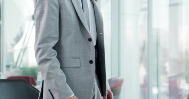 优雅的商人 穿着西装和一位男同事握手 办公室里握手 合伙协议 — 图库视频影像