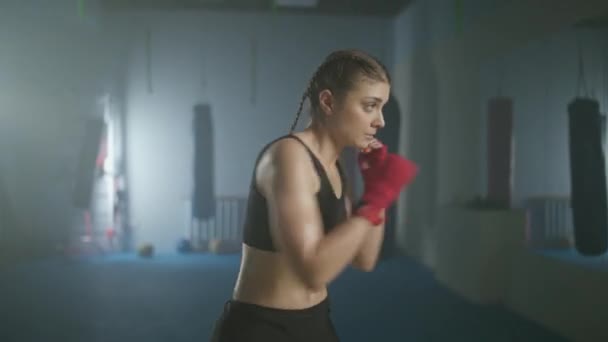 高加索女战士在拳击馆训练拳击和防守 拳击手在镜子前训练 女拳击手训练一系列拳 — 图库视频影像