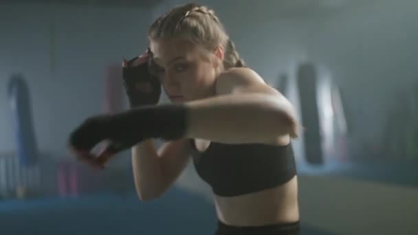 Žena Bojovník Trénuje Jeho Údery Dívá Kamery Trénink Boxerské Tělocvičně — Stock video