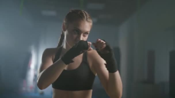 女战士以战斗的姿态 训练他的拳 在拳击馆训练 女战士快速训练一系列拳 女权运动 — 图库视频影像