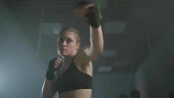职业女子拳击手训练他的拳打脚踢 训练日在拳击馆 力量适合身体 女孩打得很快 — 图库视频影像