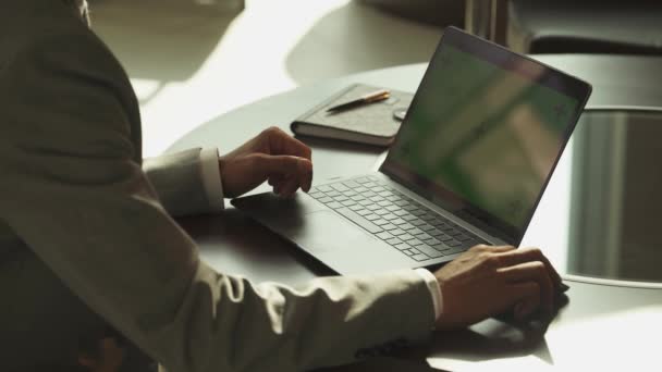 第一人称视角 商人在笔记本电脑上工作带有绿色屏幕 协同工作 彩色键模板 商人在工作 — 图库视频影像