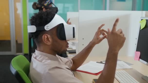 Suddig Designers Virtual Reality Glasögon Med Hjälp Modernt Gränssnitt Och — Stockvideo