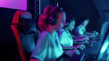 Odaklanmış oyuncular bir video oyunu oynuyor, siber sporcular yoğun oyun sırasında iletişim kuruyor, takım yuvarlak, üzücü duyguları, uluslararası şampiyonluğu, mavi neon ışığı kaybediyor..