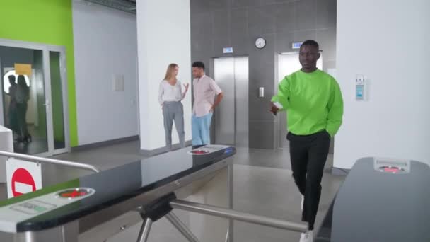 Ofis Lobisi Ofis Binasının Girişinde Geçiş Sistemi Turnikeden Çıkan Afrikalı — Stok video