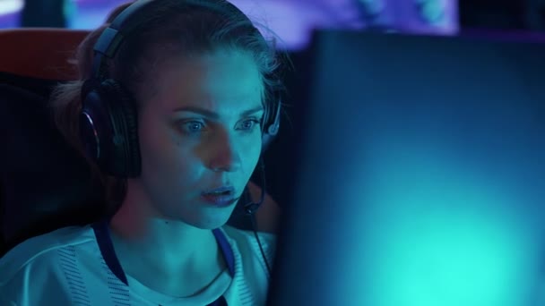 ヘッドフォンで若い女性ゲーマーの肖像画 ゲームでビデオゲーム サイバースポーツマン トーナメント — ストック動画