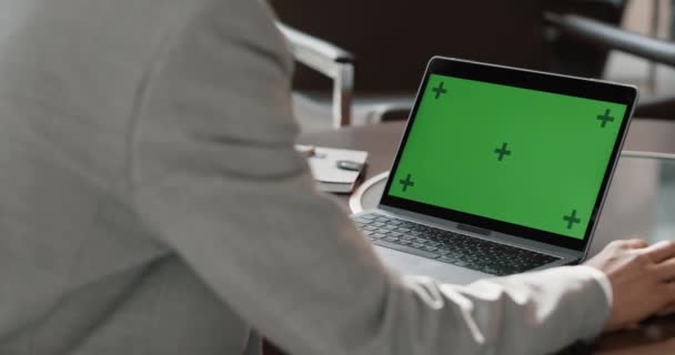 オフィス ファーストパーソンビュー グリーンスクリーン コワーキング クロマキーテンプレートを使用してラップトップに取り組むビジネスマン — ストック動画