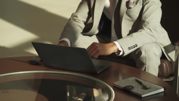专注的商人 穿着西装在笔记本电脑上工作 和同事一起工作的商人 工作中的商人 — 图库视频影像