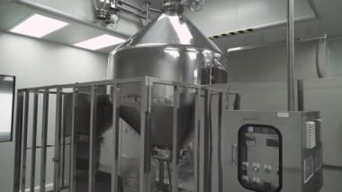 İlaç ve tablet üretimi, toz karışımı hazırlama ve tıbbi malzemelerin karıştırılması, rotasyon, eczane ve farmakoloji süreci için özel krom kaplama karıştırma tankı görüntüsü.