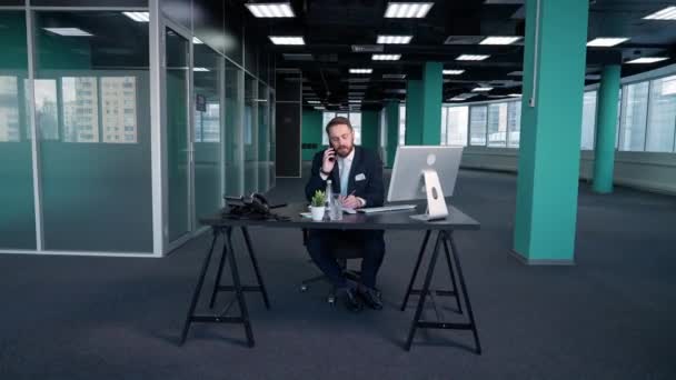 Робочий Час Молодий Бізнесмен Сидить Столом Офісі Працює Менеджер Працює — стокове відео