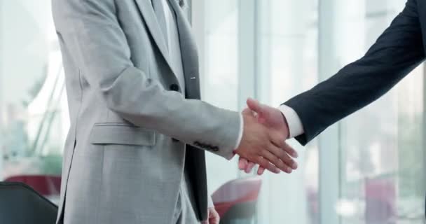 穿着西装的商人和一位男同事握手 办公室里握手 合伙协议 — 图库视频影像