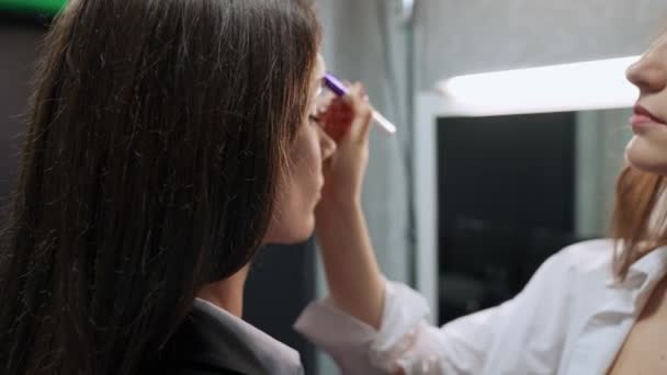 Handheld Artista Maquiagem Feminina Compõem Apresentador Antes Transmissão Vivo Notícias — Vídeo de Stock