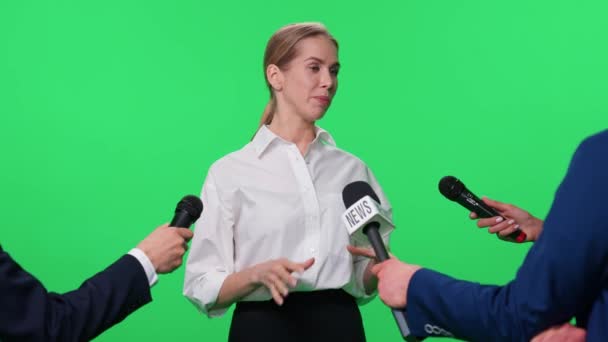 Встреча Прессой Элегантная Женщина Дает Интервью Журналистам Кавказская Женщина Политик — стоковое видео