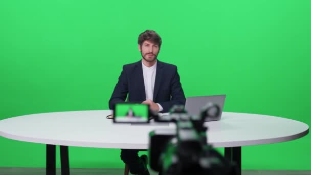 Balik Layar Jangkar Berita Tempat Kerja Wartawan Pria Melihat Kamera — Stok Video