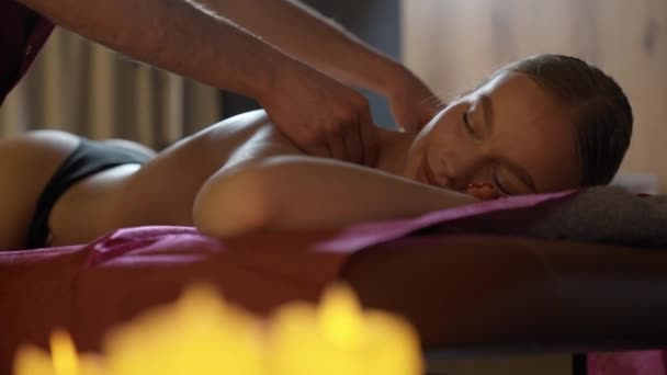 Masajista Mano Profesional Masaje Relajante Espalda Una Joven Mujer Mujer — Vídeos de Stock