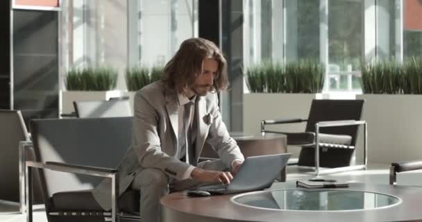 专注的商人在笔记本电脑上工作 顶级经理在打字 商人在工作 加密货币交易员在工作 酒店大堂 — 图库视频影像