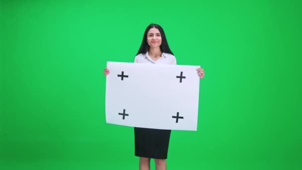 Mladá Podnikatelka Drží Plakát Bílého Papíru Šablona Podívejte Fotoaparát Pozadí — Stock video