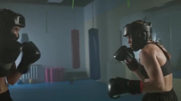 Боевые Спарринги Двух Женщин Бойцов Защитных Шлемах Тренировки Боксерском Зале — стоковое видео