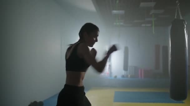 Frauenpower Kämpferin Trainiert Seine Schläge Und Verteidigung Der Boxhalle Konturenbeleuchtung — Stockvideo