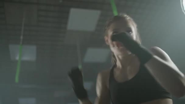 Mulher Lutadora Treina Seus Socos Treinando Ginásio Boxe Feminino Treina — Vídeo de Stock