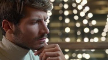 Dizüstü bilgisayarda çalışan bir tasarımcının portresi, fazla mesai yapan bir adam, düşünme süreci..