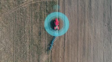 Kırsal ve tarım, tahıl ekimi, GPS sistemi, HUD, tarım traktörü toprağı tarıyor, hareket grafikleri yükseklikten görünüyor.
