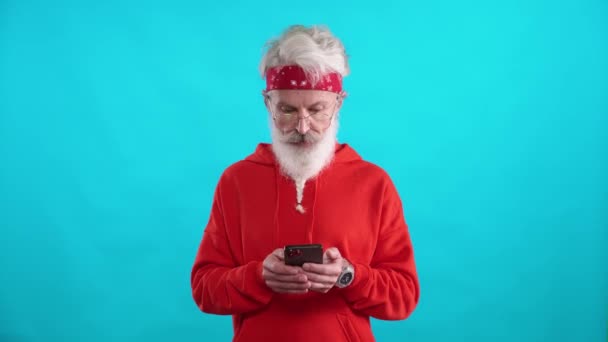 Kırmızı Kapüşonlu Gri Saçlı Yetişkin Bir Adam Iyi Ürünler Yararlı — Stok video